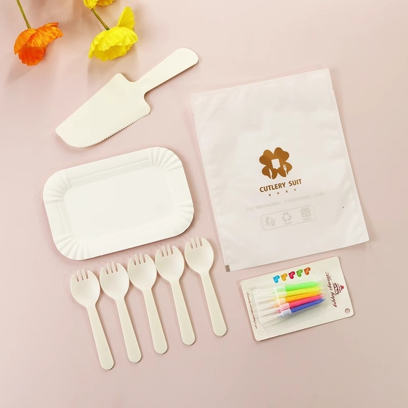 Set de farfurii, cuțite și furculițe de unică folosință pentru tort, colorat, din plastic PS, 100 de bucăți