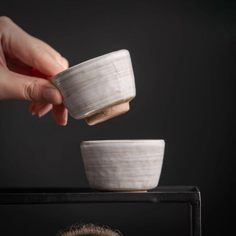 Ceasă de ceai ceramică, lucrată manual, în stil wabi-sabi, cu glazură pudră, ceașcă de degustare a ceaiului pentru uz casnic