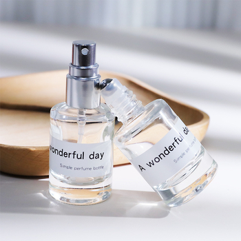 Üveges parfümös üveg 10 ml, fa kupakkal, szitanyomott logóval, finom permet