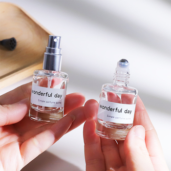 Üveges parfümös üveg 10 ml, fa kupakkal, szitanyomott logóval, finom permet