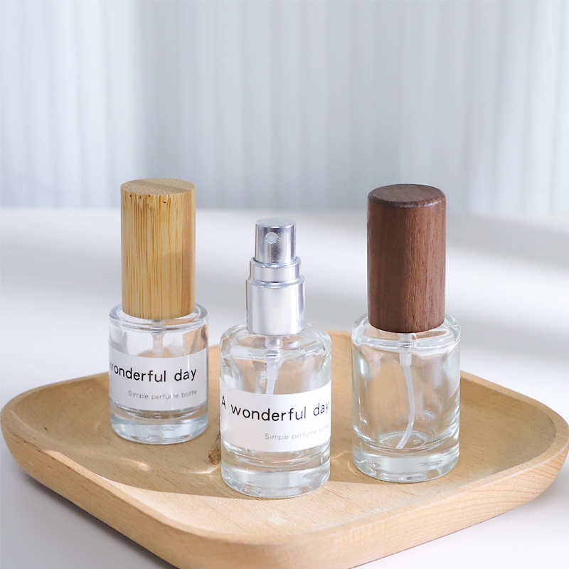 Üveges parfümös üveg 10 ml, fa kupakkal, szitanyomott logóval, finom permet