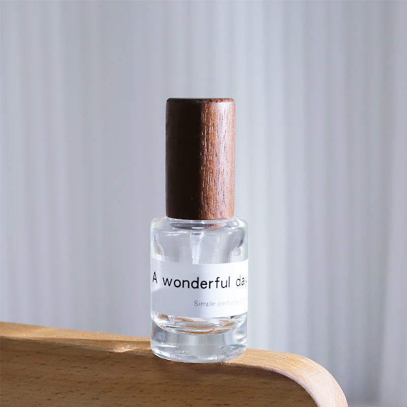 Üveges parfümös üveg 10 ml, fa kupakkal, szitanyomott logóval, finom permet