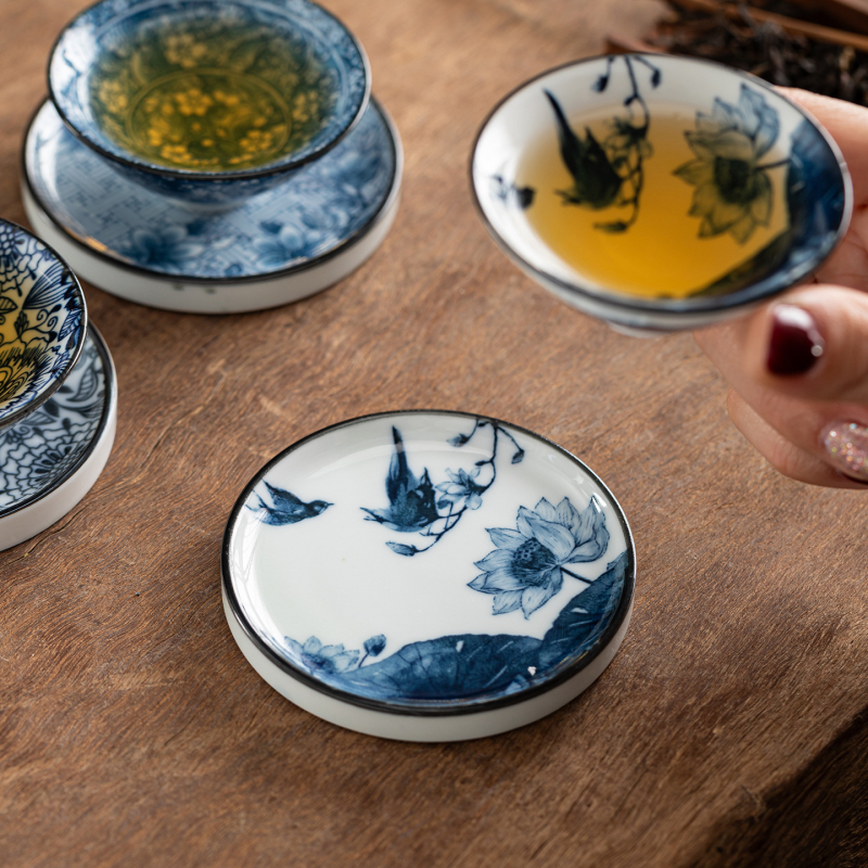 Accesorii ceramice pentru ceremonia ceaiului, stil albastru-alb: suporturi pentru cești, suport pentru capac, covorașe pentru ceai și suport pentru ceainic