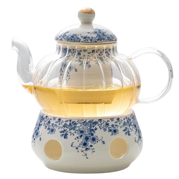 Set ceai în stil englezesc cu căni ceramice încălzite și farfurioare albastre cu flori pentru ceai și cafea