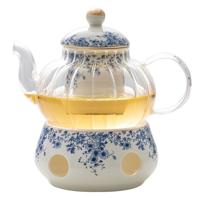 Set ceai în stil englezesc cu căni ceramice încălzite și farfurioare albastre cu flori pentru ceai și cafea