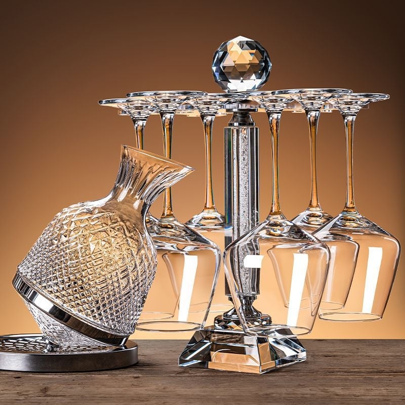 Set Burgundy din cristal fără plumb cu suport integrat: decantor și două pahare