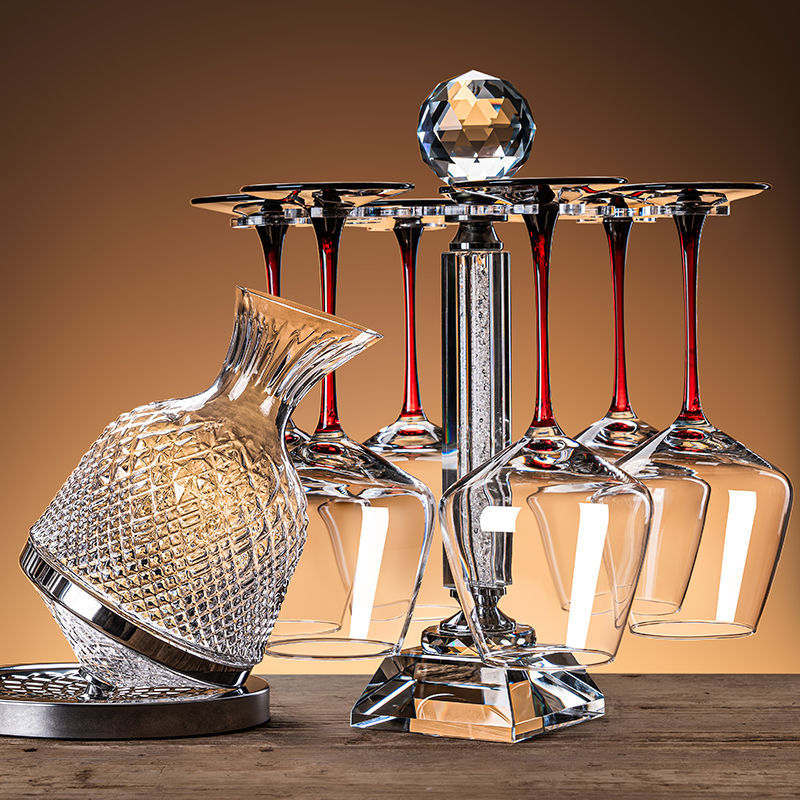 Set Burgundy din cristal fără plumb cu suport integrat: decantor și două pahare