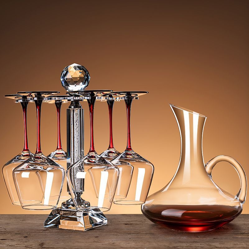 Set Burgundy din cristal fără plumb cu suport integrat: decantor și două pahare