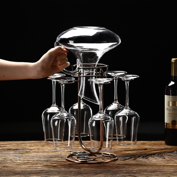 Set decantor cu pahare de vin roșu, pahare înalte, pahare mari de șampanie și pahare de cocktail — design modern minimalist