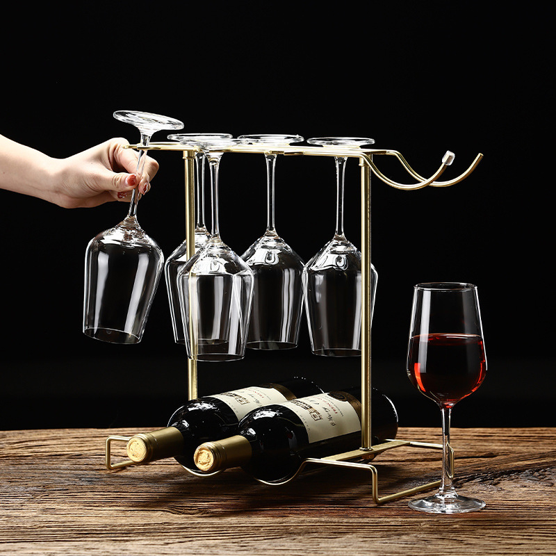 Set decantor cu pahare de vin roșu, pahare înalte, pahare mari de șampanie și pahare de cocktail — design modern minimalist