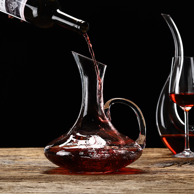 Set decantor cu pahare de vin roșu, pahare înalte, pahare mari de șampanie și pahare de cocktail — design modern minimalist