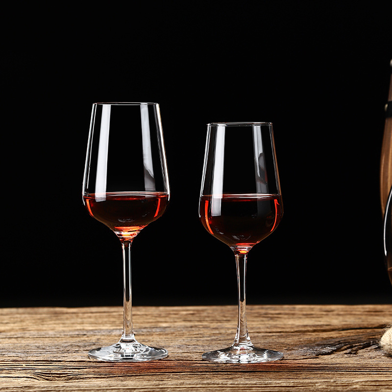 Set decantor cu pahare de vin roșu, pahare înalte, pahare mari de șampanie și pahare de cocktail — design modern minimalist