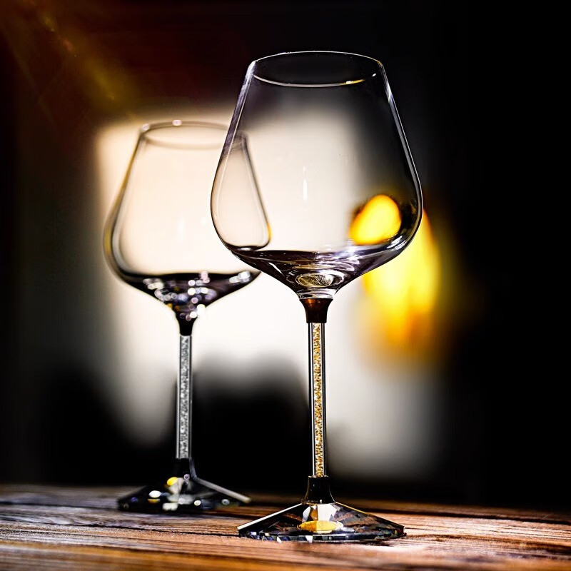 Set de pahare pentru vin burgund într-o cutie din piele, cu decantor rotativ și pahare decorate cu diamante