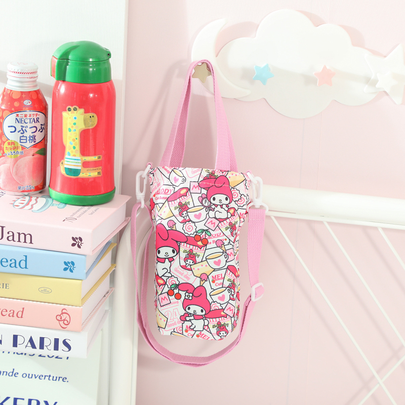 Desen animat japonez în stil japonez cu Kuromi monstru pește, geantă din pânză pentru sticla de apă, curea crossbody și mâner, utilizare duală pentru ieșiri