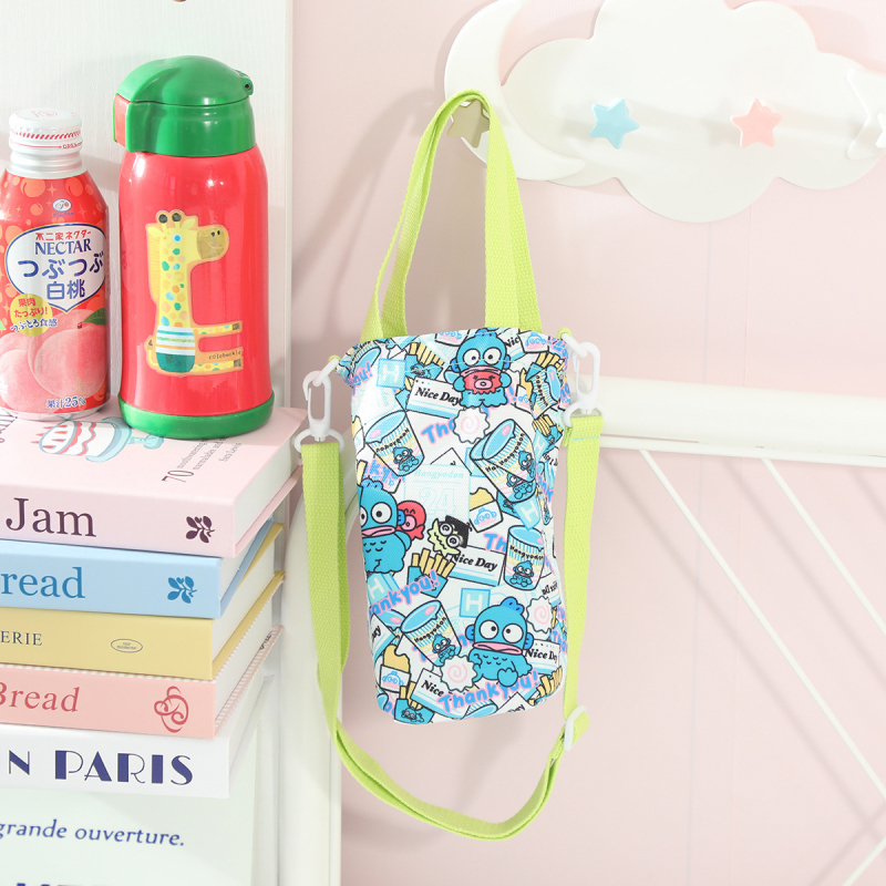 Desen animat japonez în stil japonez cu Kuromi monstru pește, geantă din pânză pentru sticla de apă, curea crossbody și mâner, utilizare duală pentru ieșiri