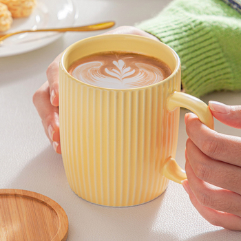 Ceașcă ceramică crem cu capac, capacitate mare, design elegant, cană de cafea cu dungi