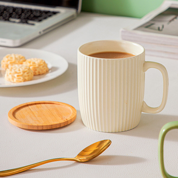 Ceașcă ceramică crem cu capac, capacitate mare, design elegant, cană de cafea cu dungi