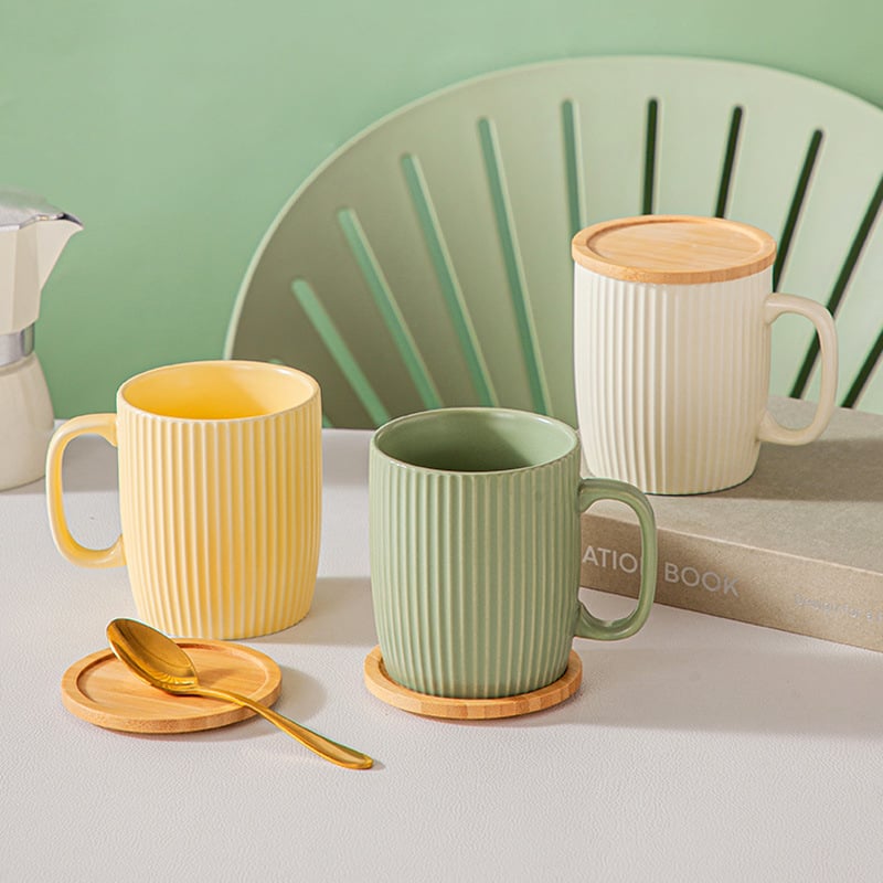 Ceașcă ceramică crem cu capac, capacitate mare, design elegant, cană de cafea cu dungi