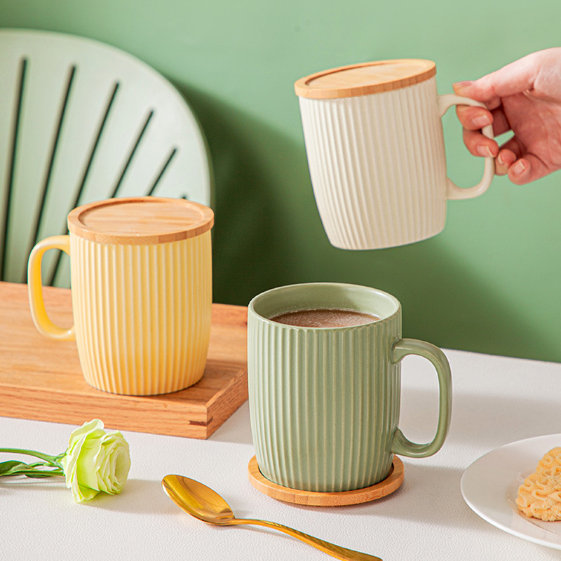 Ceașcă ceramică crem cu capac, capacitate mare, design elegant, cană de cafea cu dungi