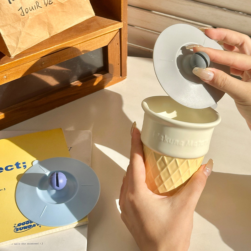 Capac din silicon universal pentru cești ceramice