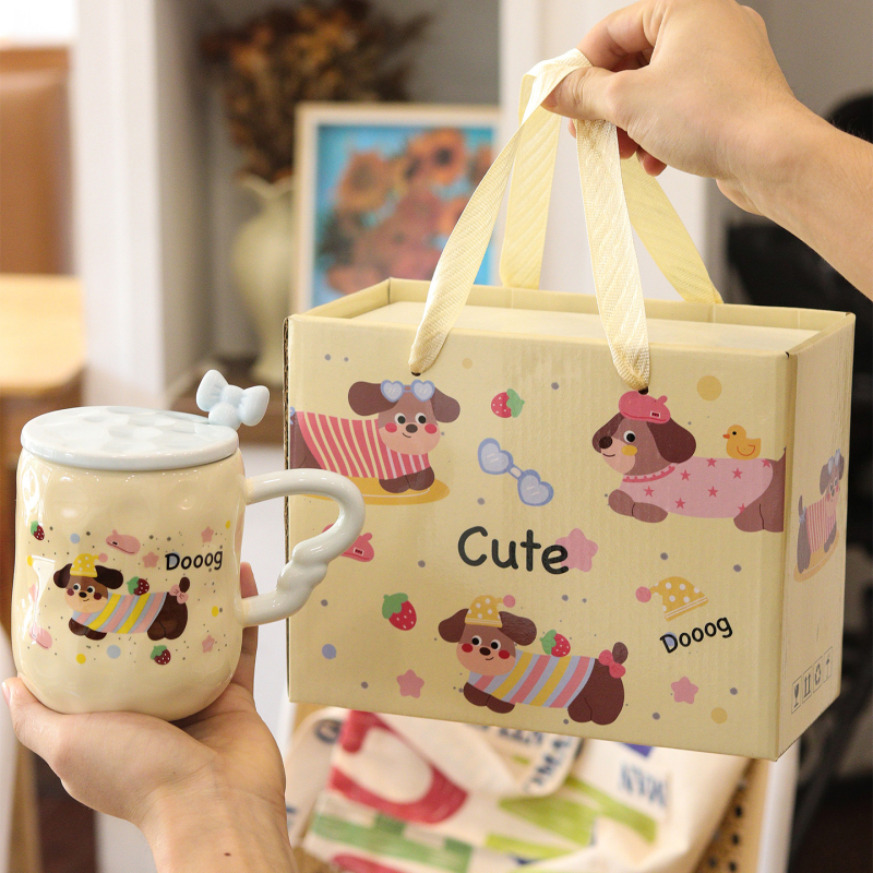 Cană ceramică Dachshund cu capac și linguriță, design drăguț