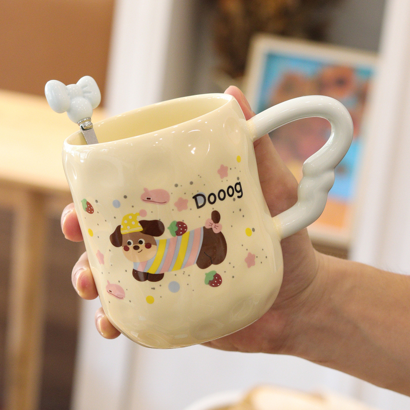 Cană ceramică Dachshund cu capac și linguriță, design drăguț
