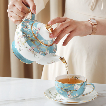 Set de cafea elegant european din porțelan de oase, cu căni, suporturi pentru căni și linguri pentru ceaiul britanic de după-amiază