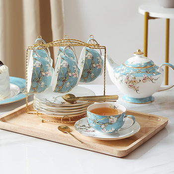 Set de cafea elegant european din porțelan de oase, cu căni, suporturi pentru căni și linguri pentru ceaiul britanic de după-amiază