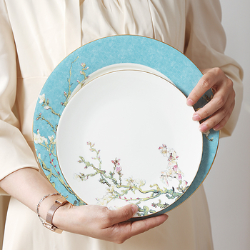 Set de cafea elegant european din porțelan de oase, cu căni, suporturi pentru căni și linguri pentru ceaiul britanic de după-amiază