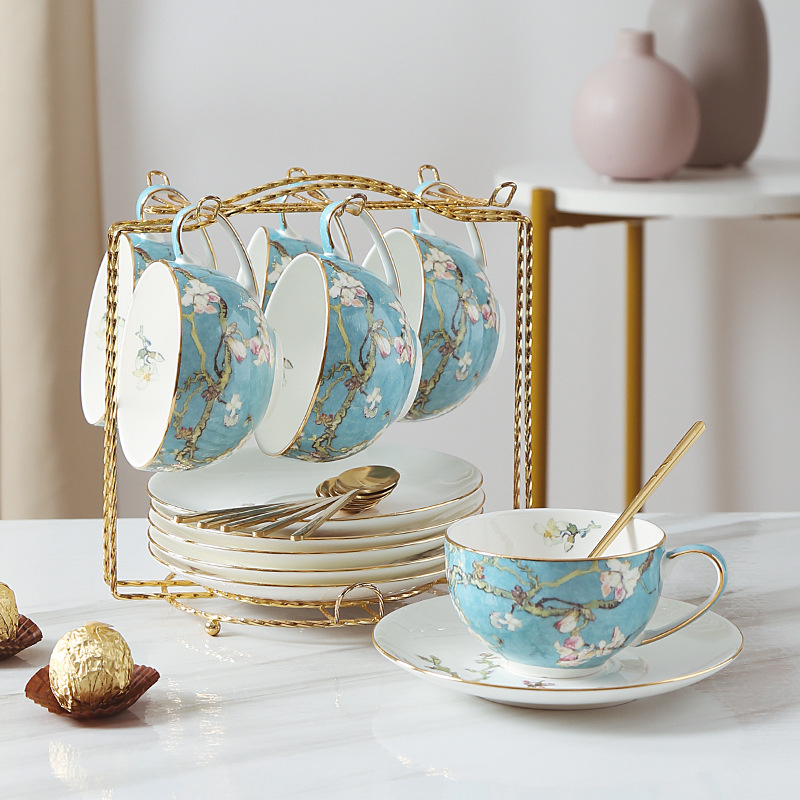 Set de cafea elegant european din porțelan de oase, cu căni, suporturi pentru căni și linguri pentru ceaiul britanic de după-amiază