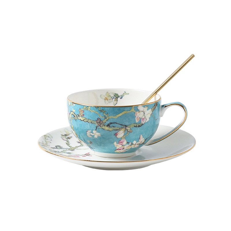 Set de cafea elegant european din porțelan de oase, cu căni, suporturi pentru căni și linguri pentru ceaiul britanic de după-amiază