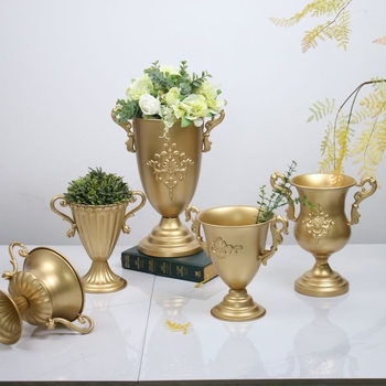 Ghiveci metalic în stil european retro – vază de masă aurie, decor central pentru nunți și petreceri