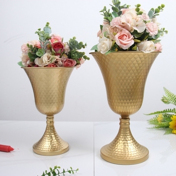 Ghiveci metalic în stil european retro – vază de masă aurie, decor central pentru nunți și petreceri
