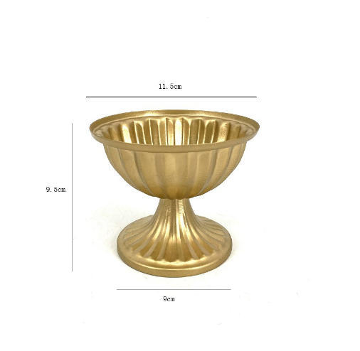 Ghiveci metalic în stil european retro – vază de masă aurie, decor central pentru nunți și petreceri
