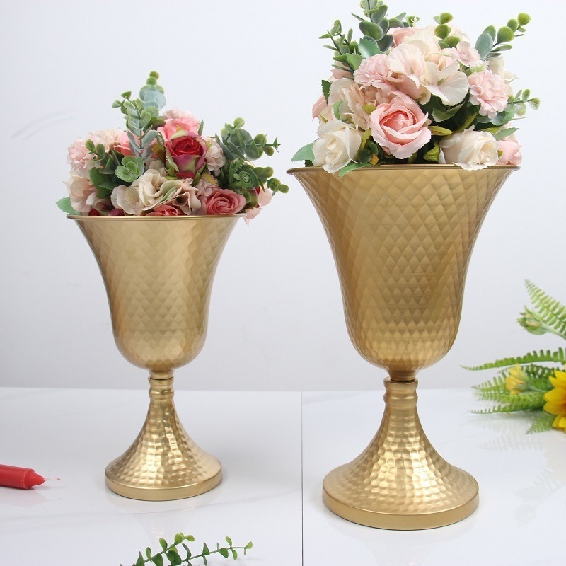 Ghiveci metalic în stil european retro – vază de masă aurie, decor central pentru nunți și petreceri