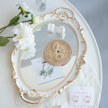 Platou alb cu oglindă în stil franțuzesc, tavă de ceai vintage cu suprafață reliefată, accente roz și detalii aurii, accesorii pentru fotografiat bijuterii