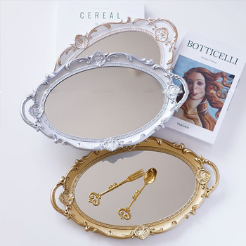 Platou alb cu oglindă în stil franțuzesc, tavă de ceai vintage cu suprafață reliefată, accente roz și detalii aurii, accesorii pentru fotografiat bijuterii