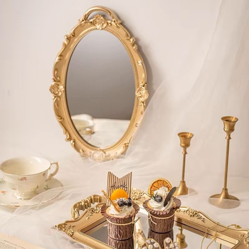 Platou alb cu oglindă în stil franțuzesc, tavă de ceai vintage cu suprafață reliefată, accente roz și detalii aurii, accesorii pentru fotografiat bijuterii