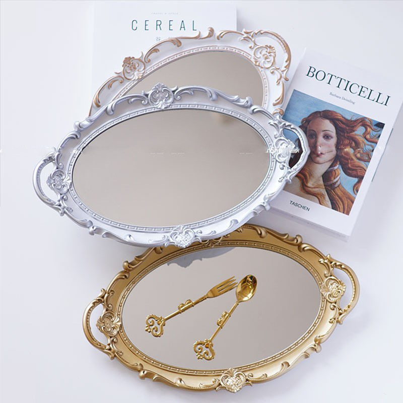 Platou alb cu oglindă în stil franțuzesc, tavă de ceai vintage cu suprafață reliefată, accente roz și detalii aurii, accesorii pentru fotografiat bijuterii