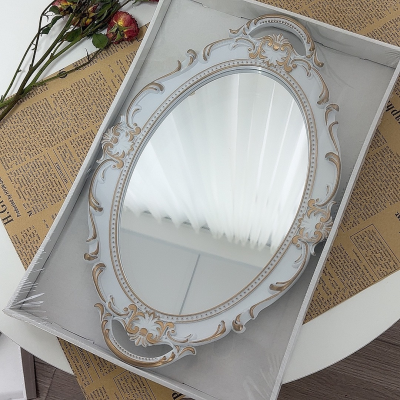 Platou alb cu oglindă în stil franțuzesc, tavă de ceai vintage cu suprafață reliefată, accente roz și detalii aurii, accesorii pentru fotografiat bijuterii