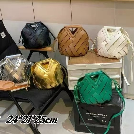 2025 novi stil otvorena pletena trokutasta crossbody torba s magnetskim zatvaranjem, ženska bucket torba