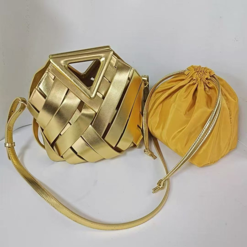 2025 novi stil otvorena pletena trokutasta crossbody torba s magnetskim zatvaranjem, ženska bucket torba