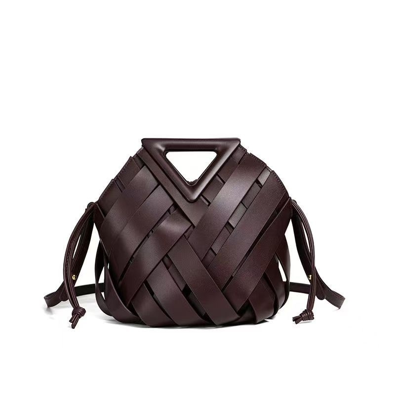2025 novi stil otvorena pletena trokutasta crossbody torba s magnetskim zatvaranjem, ženska bucket torba