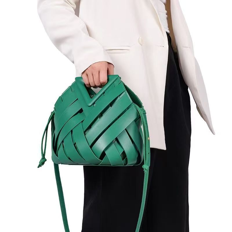 2025 novi stil otvorena pletena trokutasta crossbody torba s magnetskim zatvaranjem, ženska bucket torba