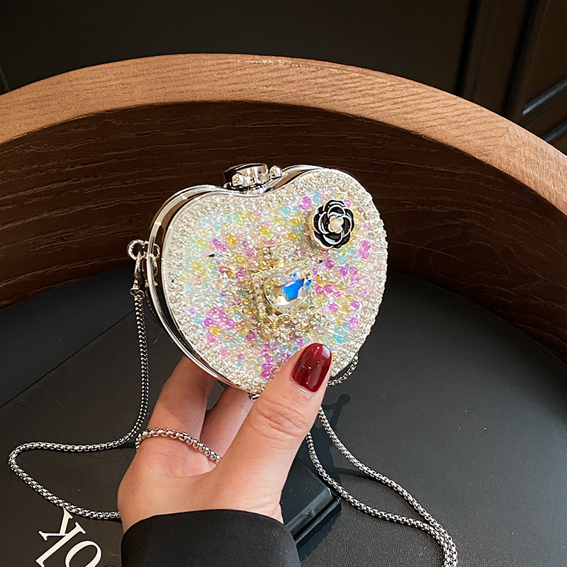 Mini srcolika akrilna crossbody torbica s kristalima i lancem za ruž