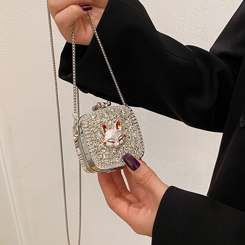 Mini srcolika akrilna crossbody torbica s kristalima i lancem za ruž