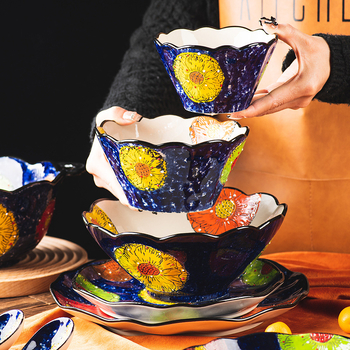Set de boluri și farfurii ceramice în stil boem etnic, cu motive florale, pictat manual, sub glazură, pentru uz casnic; include boluri mari pentru supă și linguri