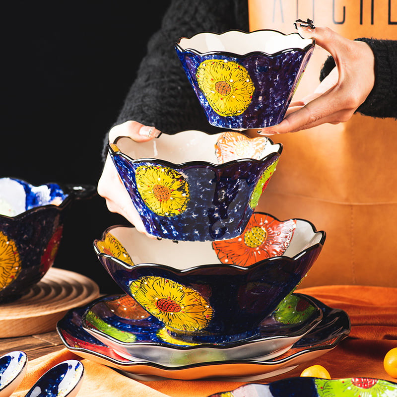 Set de boluri și farfurii ceramice în stil boem etnic, cu motive florale, pictat manual, sub glazură, pentru uz casnic; include boluri mari pentru supă și linguri