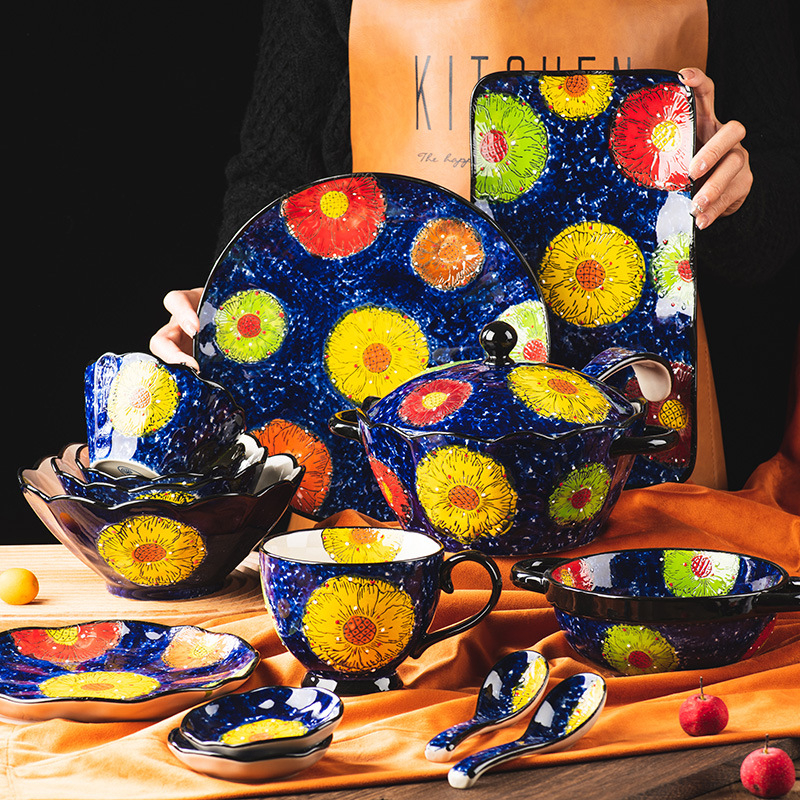 Set de boluri și farfurii ceramice în stil boem etnic, cu motive florale, pictat manual, sub glazură, pentru uz casnic; include boluri mari pentru supă și linguri