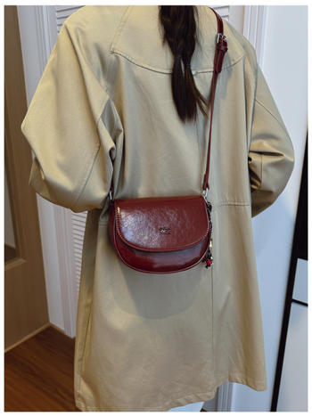 Ženska crvena torba u obliku sedla, PU koža, crossbody torba s jednim remenom, model 2026, kompaktna torbica